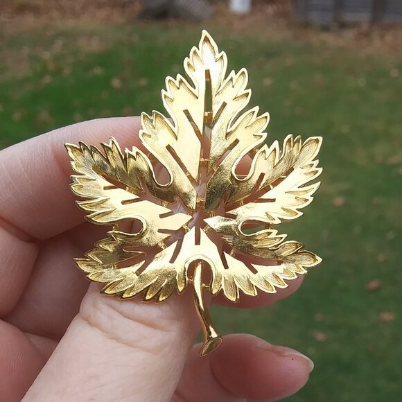 Vintage Trifari TM Maple leaf gold tone  brooch  Classic - Picture 4 of 16
